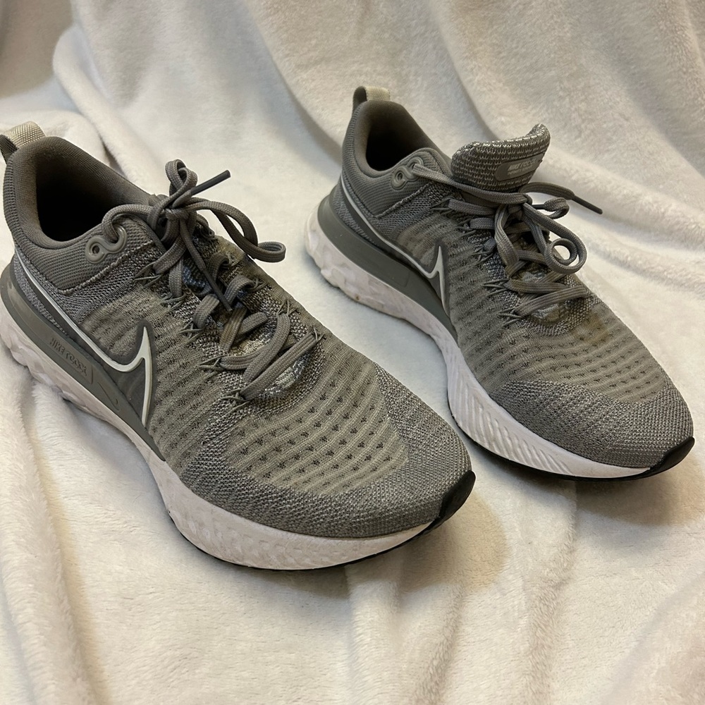 Women’s Nike Reacts Size 9